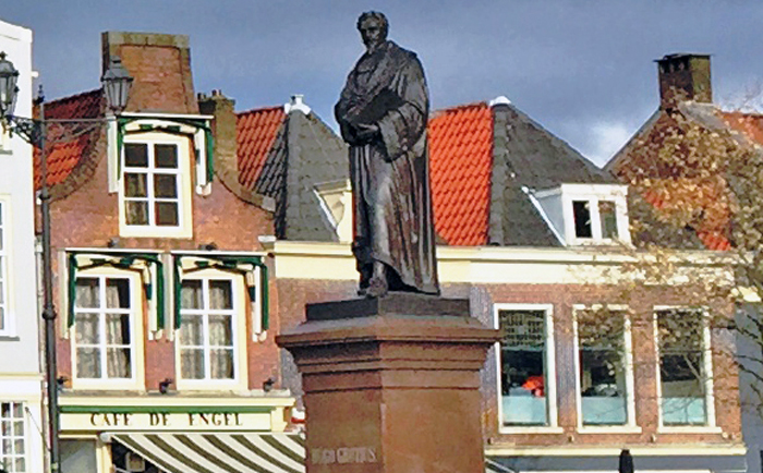 Hugo-de-Groot-(Grotius)-monument-statue-Delft-Holland