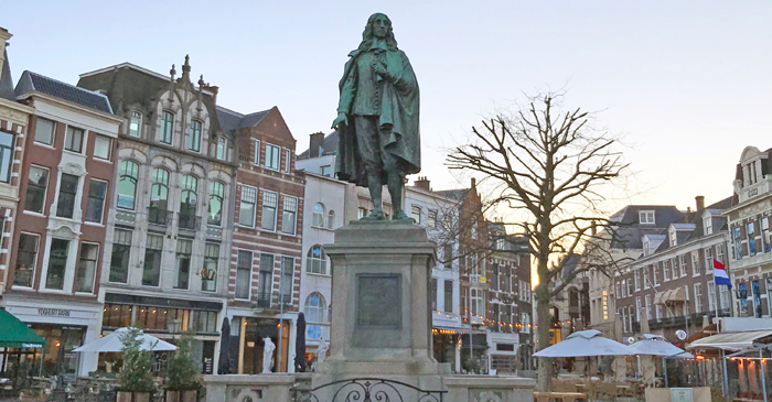 Johan-De-Witt-statue-monument-on-De-Plaats-in-The-Hague-Netherlands