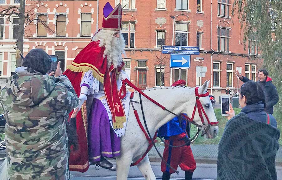 Sinterklaas vs Santa Claus - Sint in The Hague
